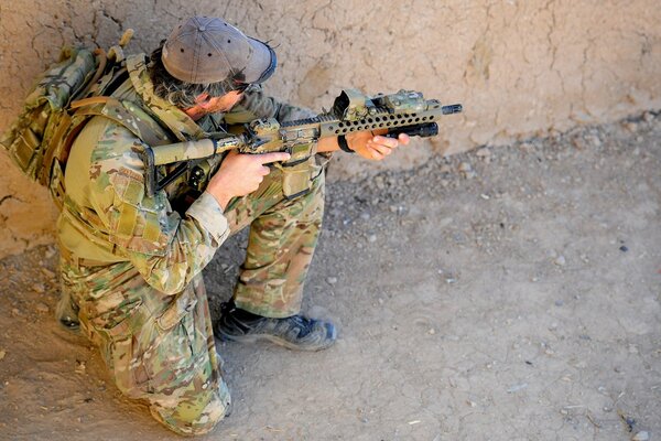 Soldado australiano con armas