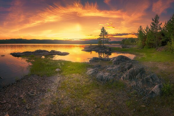 Una cálida puesta de sol en el río. Paisaje