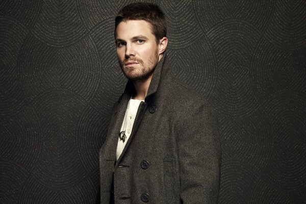 El actor Stephen Amell en un abrigo