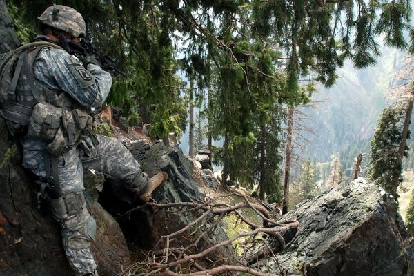 Soldat debout sur un rocher de montagne