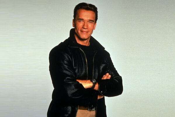 Arnold Schwarzenegger dans une veste en cuir