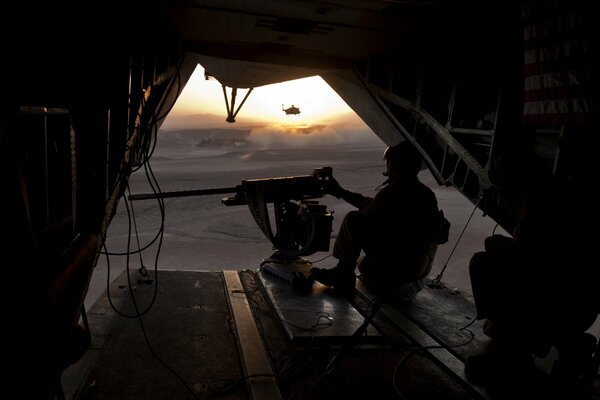 Soldat armé au coucher du soleil