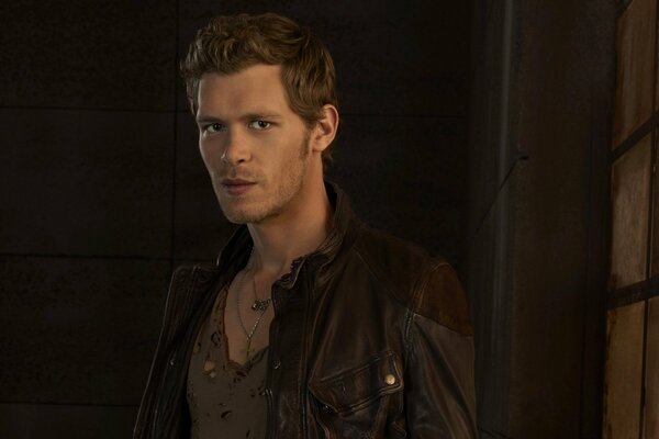 Joseph Morgan dans la série télévisée The vampire Diaries