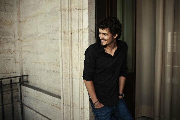 Orlando Bloom sul balcone