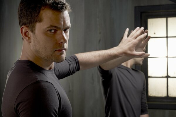 El actor Joshua Jackson y el reflejo en el espejo