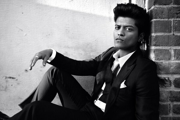 Bruno Mars en traje negro