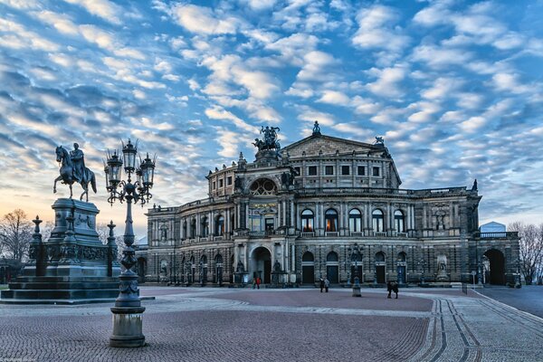 Le nuvole si disperdono sulla piazza della città