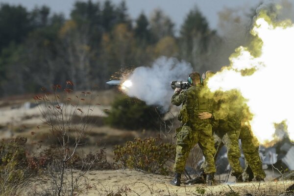 Soldaten sprengen feindliche Gräben