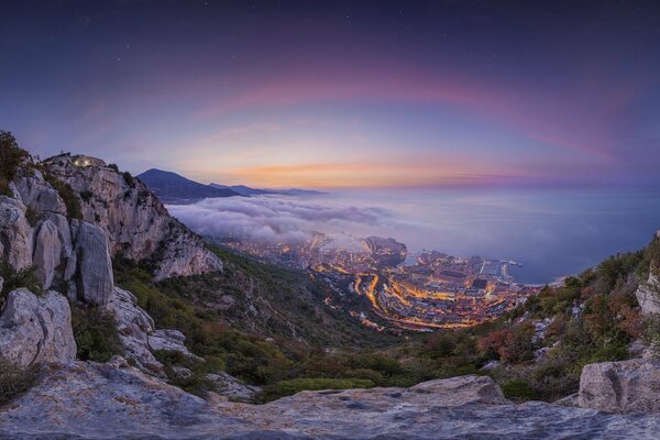 Ai piedi delle montagne in riva al mare si estende la città di Monaco