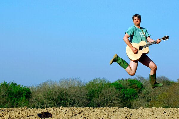 Un hombre toca la guitarra en un salto