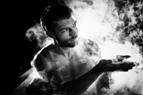 Foto en blanco y negro de Liam McIntyre