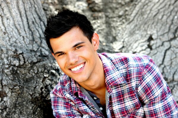 Smiling actor taylor lautner