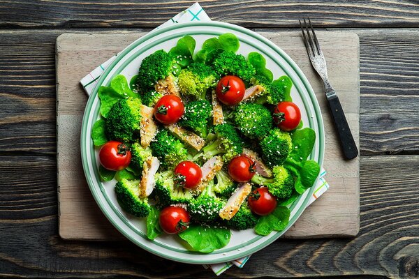 Ensalada de brócoli y pollo con tomate