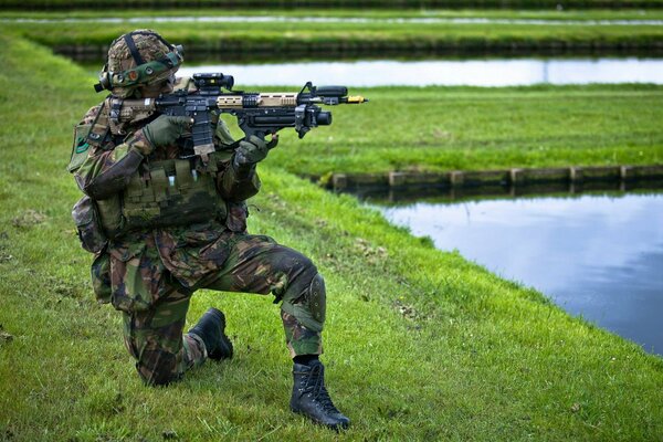 Soldaten der niederländischen königlichen Armee mit Waffen