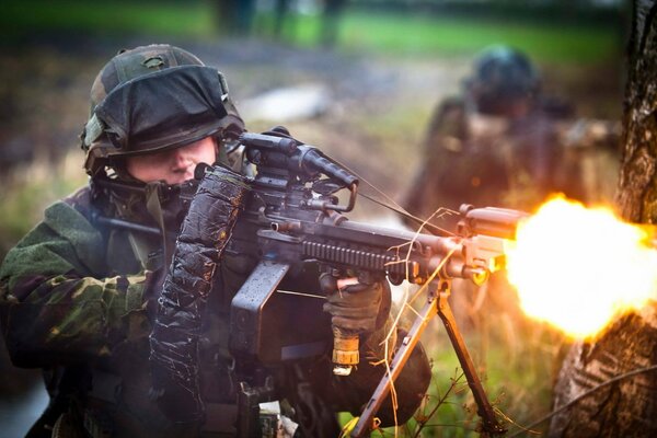 Soldaten der niederländischen königlichen Armee mit Waffen