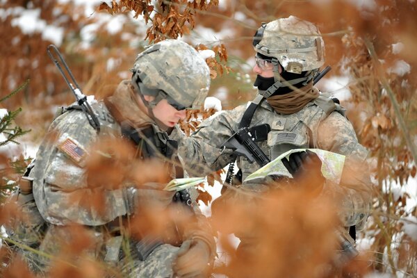 Deux soldats dans la forêt d automne