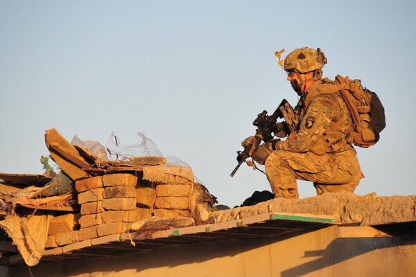 Soldat avec des armes sur une colline