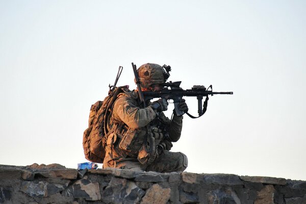 Soldat mit Waffen auf einer Anhöhe