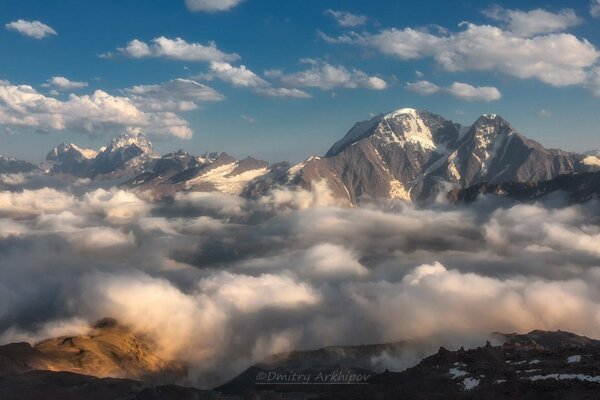 Kaukasischer Grat über den Wolken im Winter