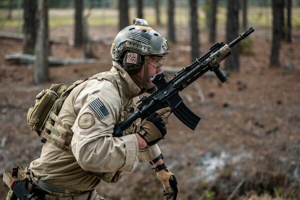 Soldat mit Waffen bei Übungen im Wald