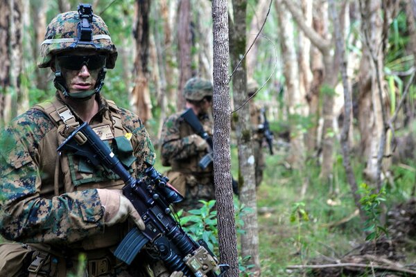 Soldats avec des armes dans la forêt