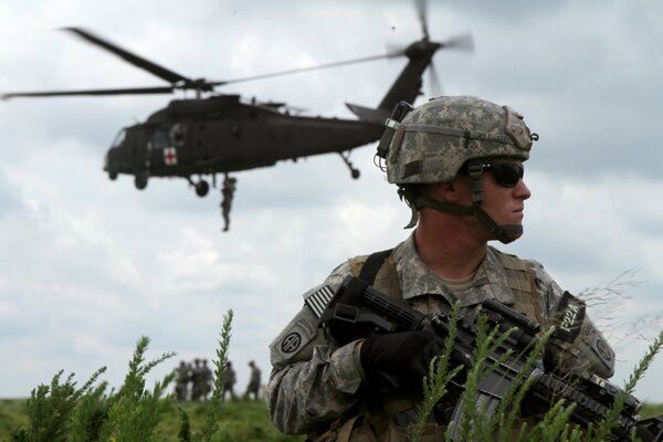 Descente d hélicoptère de soldats sur le terrain