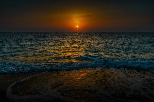 Atardecer crepuscular en la orilla