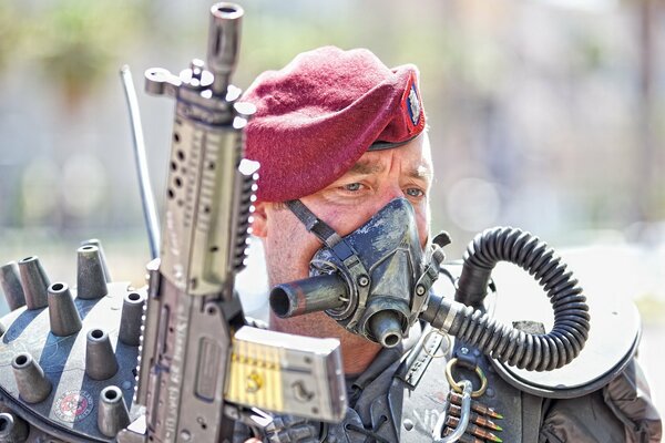 Ein Soldat in einer Bar mit einem Maschinengewehr und einer Maske