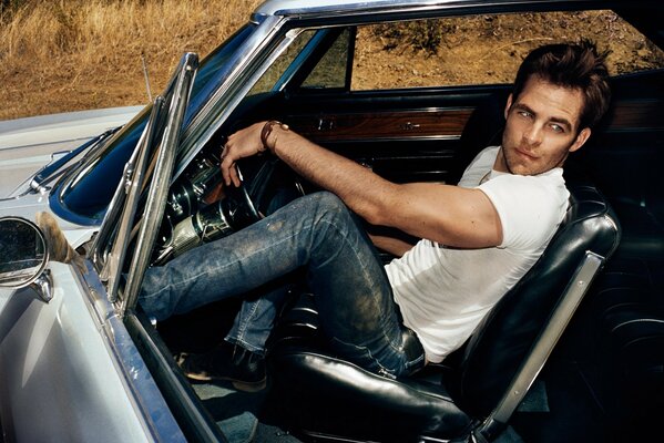 Chris Pine est assis dans la voiture