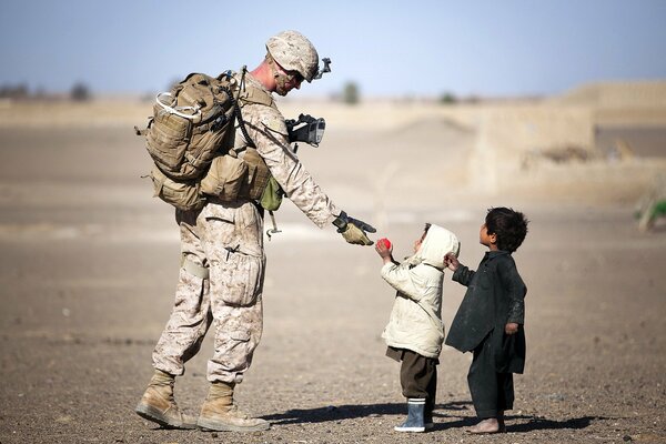 Soldat mit Kindern in Afghanistan