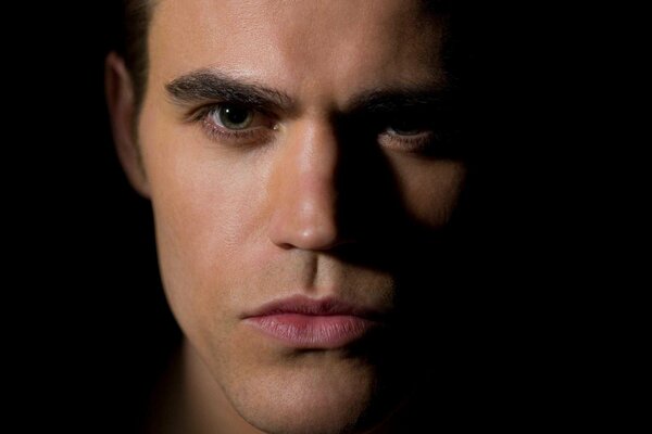 Paul Wesley sobre un fondo negro y su mirada penetrante