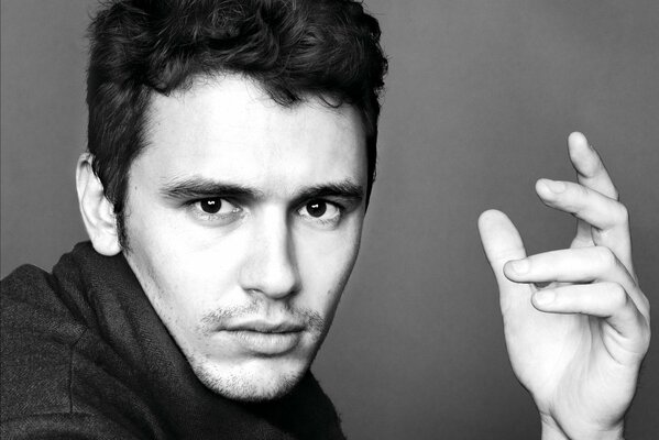 Actor James Franco gesto con la mano mirada interrogante