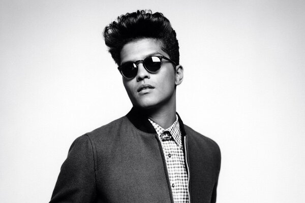 Bruno Mars con gafas negras