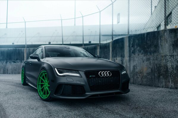 Audi oscuro con discos brillantes