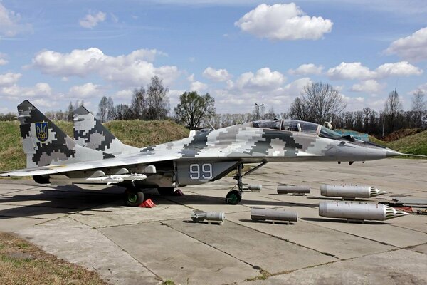 Avión militar con misiles en la pista