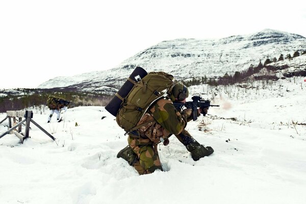 Soldaten mit Waffen in der norwegischen Armee