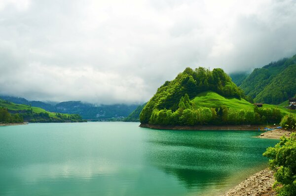 Nubes sobre el lago y el lago verde y el bosque