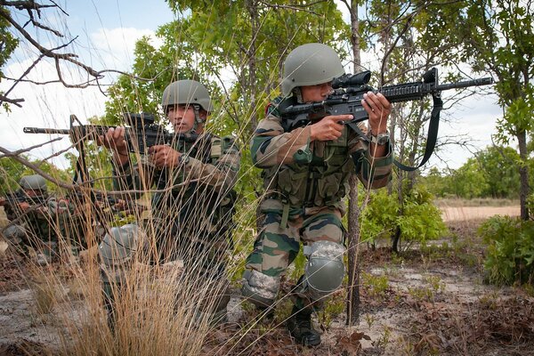 Soldados del ejército indio con armas en la mano