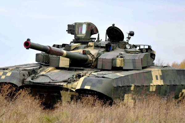 Chars ukrainiens t-84m sur le terrain d entraînement