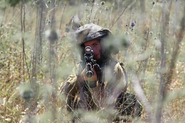 Soldado israelí sosteniendo una Mira