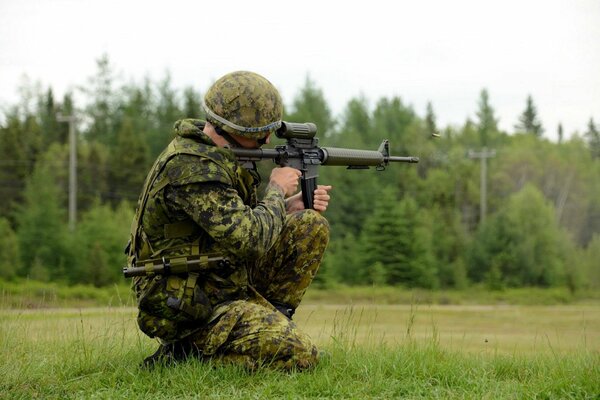 Armeesoldat schießt auf Ziele