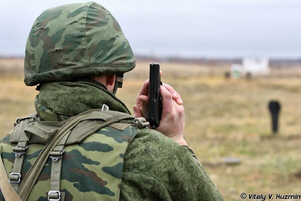 Soldat en uniforme et vêtements de travail sur le champ de tir