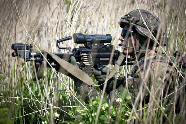 Soldado del ejército real de los países bajos con armas