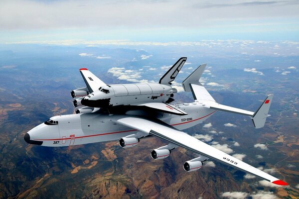 Fliegen direkt über die Berge, fliegen direkt über den Wolken