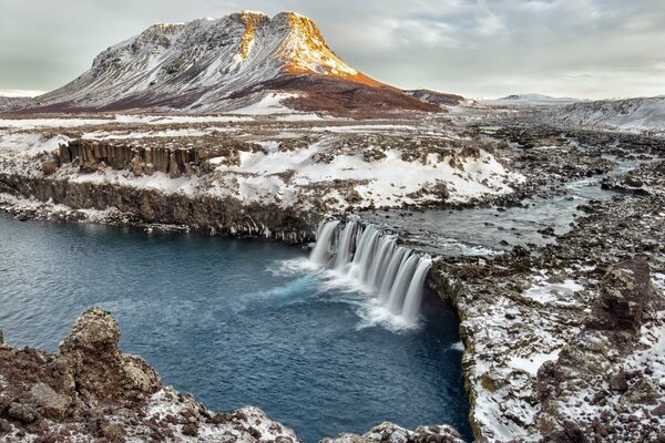 Bellissimo paesaggio invernale Islandese