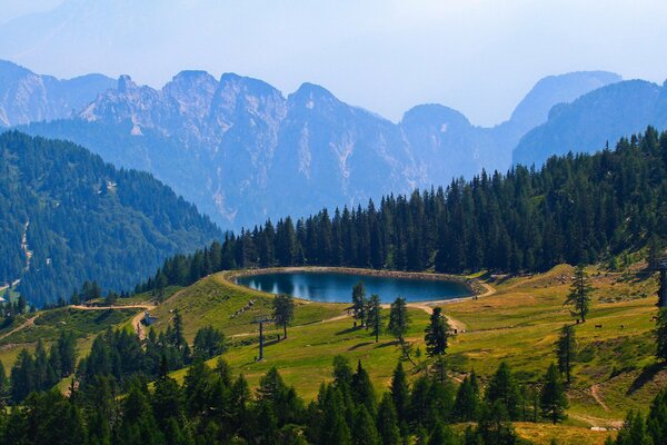 Blauer See im Wald inmitten der Berge