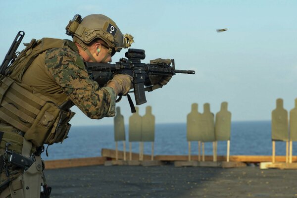 Soldat en tenue militaire avec armes