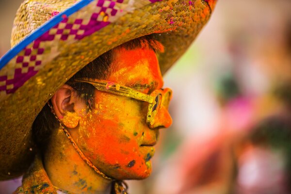 Homme au chapeau au Festival des fleurs de Salem