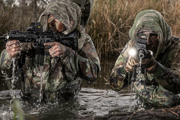 Soldiers with weapons in ambush