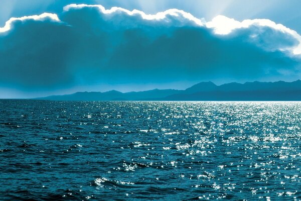 Nuage sur la surface de la mer. Beauté!